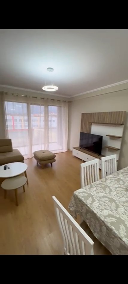 • Jepet me Qera Apartament 2+1, me sipërfaqe të madhe ne 5 Maji,  550 €uro
