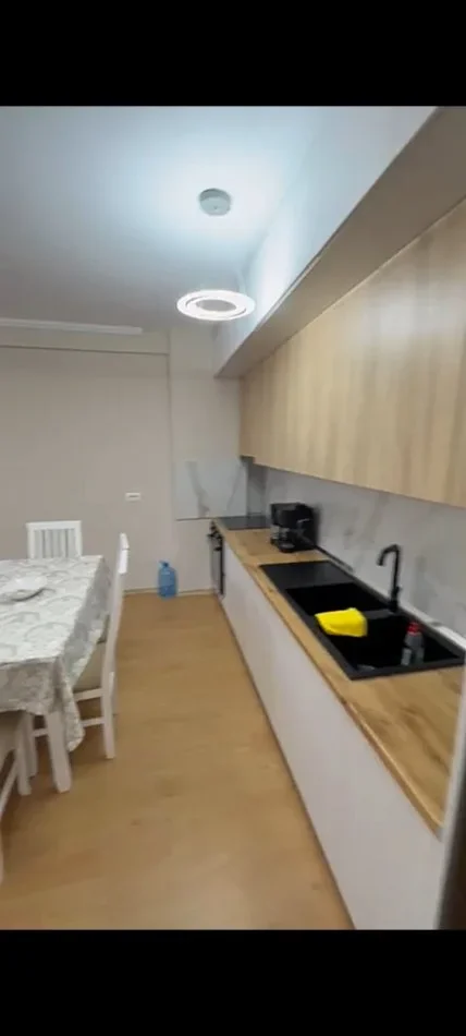 • Jepet me Qera Apartament 2+1, me sipërfaqe të madhe ne 5 Maji,  550 €uro