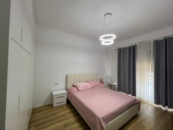 Tirane, jepet me qera apartament 1+1 , 