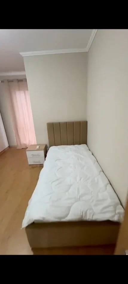 • Jepet me Qera Apartament 2+1, me sipërfaqe të madhe ne 5 Maji,  550 €uro