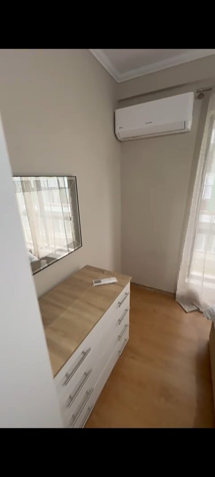 • Jepet me Qera Apartament 2+1, me sipërfaqe të madhe ne 5 Maji,  550 €uro