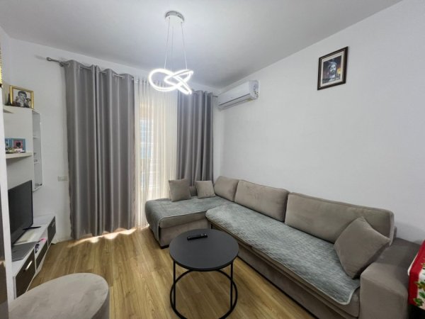 Tirane, jepet me qera apartament 1+1 , 