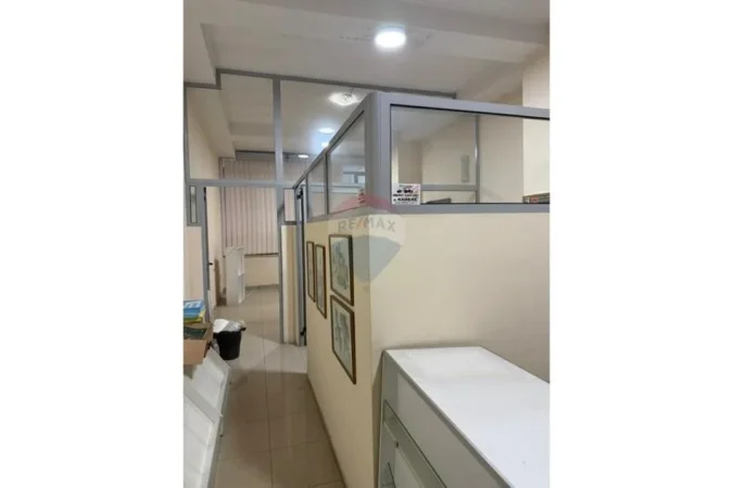 Tirane, jepet me qera zyre Kati 2, 650 € 