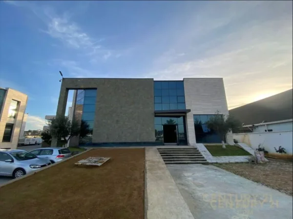 Tirane, jepet me qera magazine Kati 0, 580 m² 5.000 € 