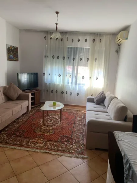 Tirane, jepet me qera apartament 1+1+Ballkon , 60 m² 500 € (RRUGA RIZA CEROVA)