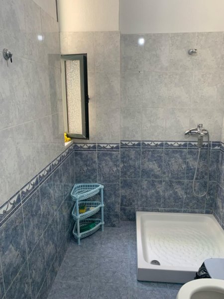 Tirane, jepet me qera apartament 1+1+Ballkon , 60 m² 500 € (RRUGA RIZA CEROVA)