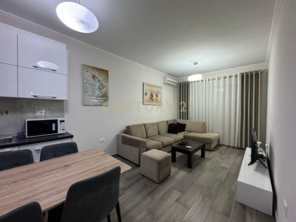 Tirane, jepet me qera apartament 1+1 Kati 8, 65 m² 450 € 