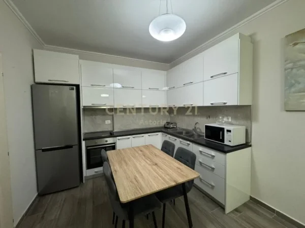 Tirane, jepet me qera apartament 1+1 Kati 8, 65 m² 450 € 
