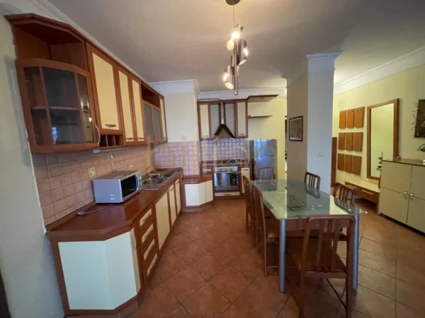 Tirane, jepet me qera 2+1+Ballkon , 112 m² 1.200 € (Kullat Binjake)