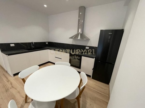 Tirane, jepet me qera apartament 2+1 Kati 4, 110 m² 1.500 € 