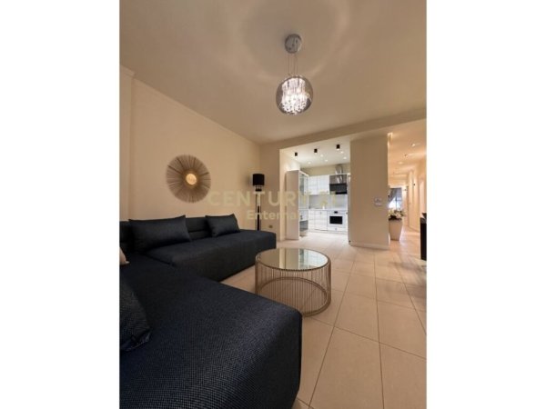 Tirane, jepet me qera apartament 3+1 Kati 6, 136 m² 1.500 € 