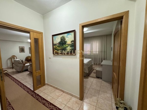 Tirane, jepet me qera apartament 2+1 Kati 5, 106 m² 750 € 