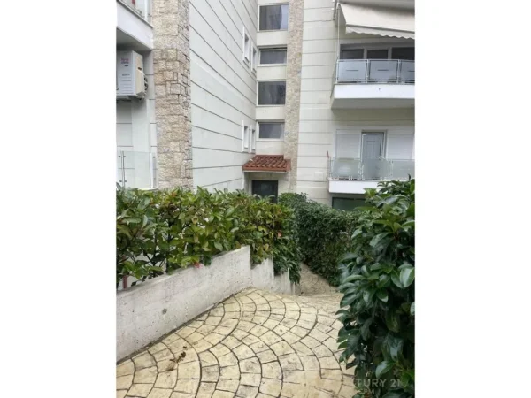 Tirane, jepet me qera apartament duplex 3+1 Kati 1, 140 m² 1.300 € 