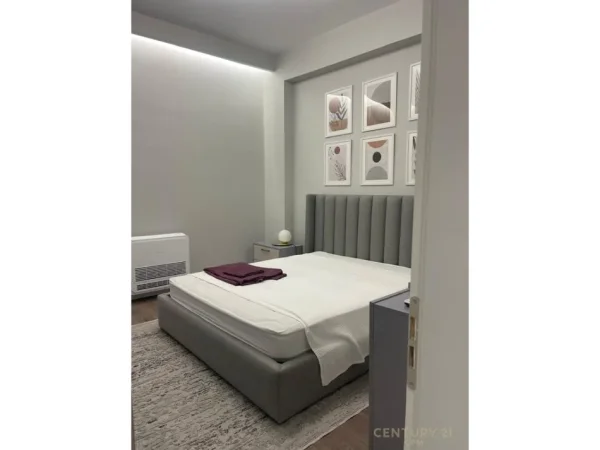 Tirane, jepet me qera apartament duplex 3+1 Kati 1, 140 m² 1.300 € 