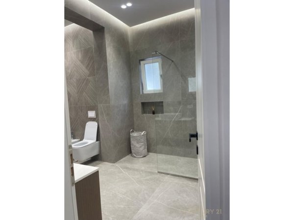 Tirane, jepet me qera apartament duplex 3+1 Kati 1, 140 m² 1.300 € 