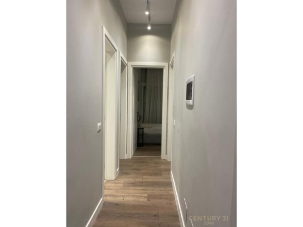 Tirane, jepet me qera apartament duplex 3+1 Kati 1, 140 m² 1.300 € 