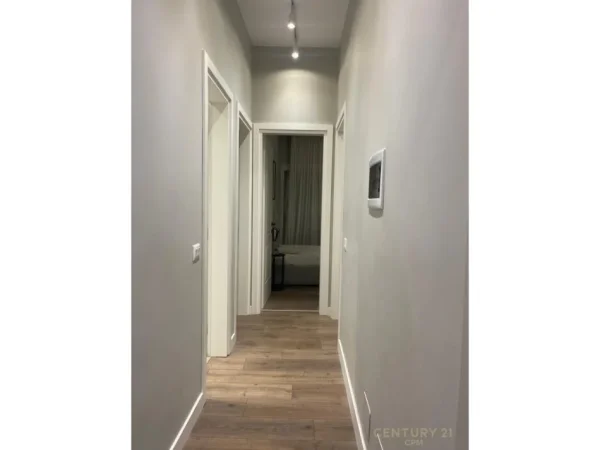 Tirane, jepet me qera apartament duplex 3+1 Kati 1, 140 m² 1.300 € 