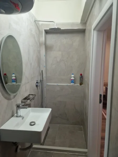 Tirane, jepet me qera apartament 2+1 Kati 1, 84 m² 700 € (STACIONI I TRENIT)