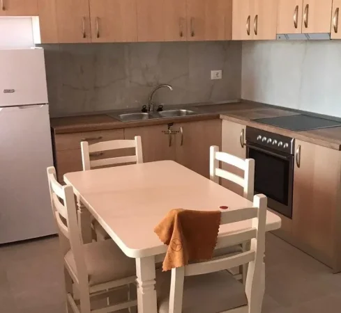 Tirane, jepet me qera apartament Kati 4, 70 m² 400 € (YZBERISHT)