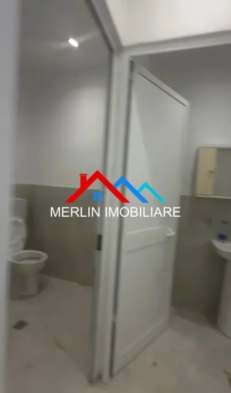 Tirane, jepet me qera ambjent biznesi Kati 2, 260 m² 2.500 € (BULEVARDI I RI)