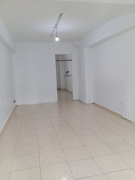 Tirane, jepet me qera dyqan Kati 0, 55 m² 550 € (SELITE)