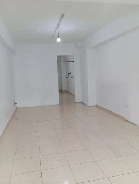 Tirane, jepet me qera dyqan Kati 0, 55 m² 550 € (SELITE)