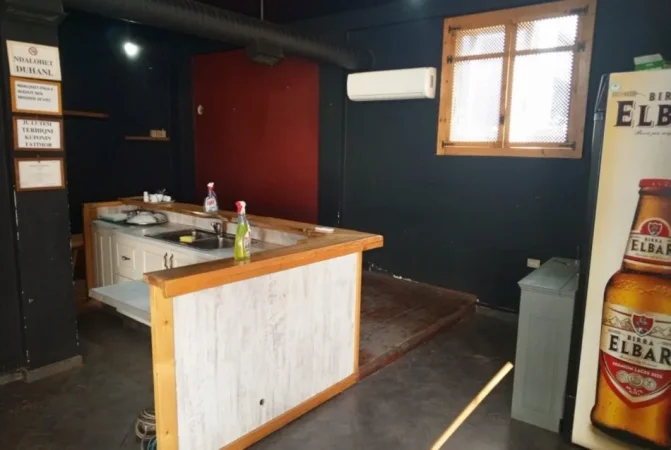Tirane, jepet me qera bar-resorant Kati 0, 120 m² 900 € (Rruga Robert Shvarc)