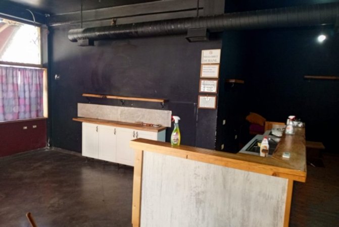 Tirane, jepet me qera bar-resorant Kati 0, 120 m² 900 € (Rruga Robert Shvarc)