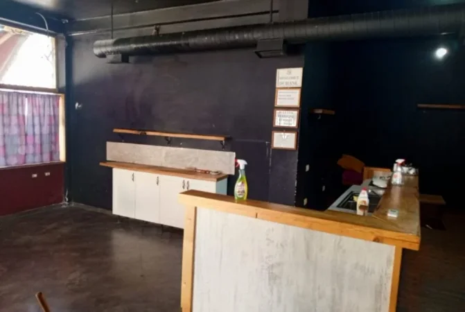 Tirane, jepet me qera bar-resorant Kati 0, 120 m² 900 € (Rruga Robert Shvarc)