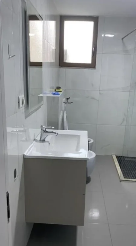 Tirane, jepet me qera apartament 1+1 Kati 2, 55 m² 450 € (ALI DEMI)