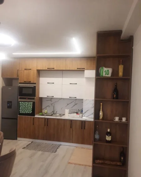 Tirane, jepet me qera apartament 2+1+Ballkon Kati 3, 127 m² 750 € (FARMACIA 10)