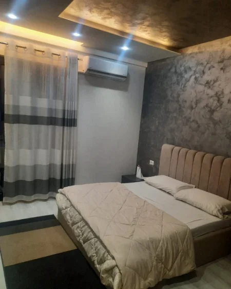 Tirane, jepet me qera apartament 2+1+Ballkon Kati 3, 127 m² 750 € (FARMACIA 10)