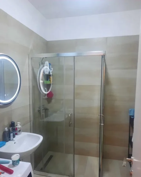 Tirane, jepet me qera apartament 2+1+Ballkon Kati 3, 127 m² 750 € (FARMACIA 10)