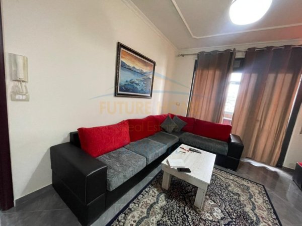 Tirane, jepet me qera apartament 1+1+Ballkon Kati 4, 78 m² 650 € (Liqeni i Thate)