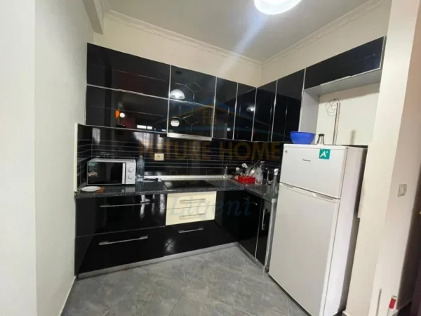 Tirane, jepet me qera apartament 1+1+Ballkon Kati 4, 78 m² 650 € (Liqeni i Thate)