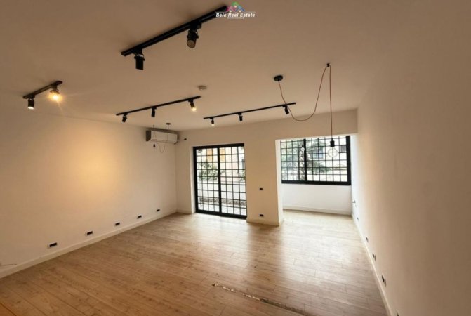 Tirane, jepet me qera zyre Kati 1, 109 m² 1.000 € (Rruga e Durresit)