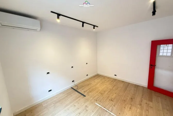 Tirane, jepet me qera zyre Kati 1, 109 m² 1.000 € (Rruga e Durresit)