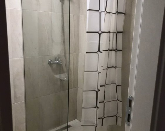 Tirane, jepet me qera apartament 1+1+Ballkon Kati 4, 70 m² 400 € (YZBERISHT)