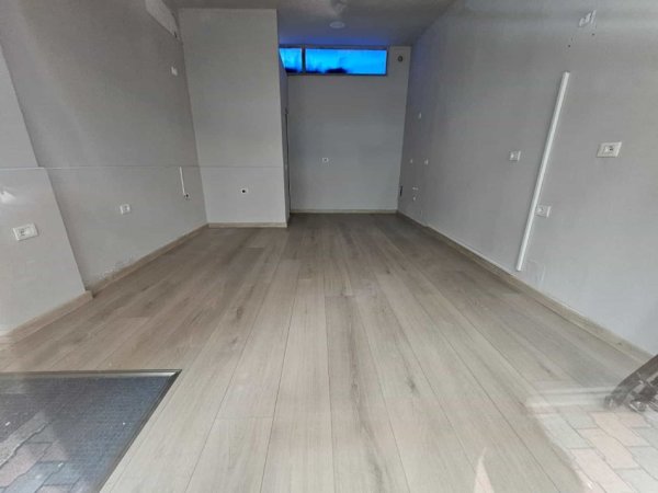 Tirane, jepet me qera apartament Kati 2, 135 m² 2.000 € (Rruga e Kavajes)