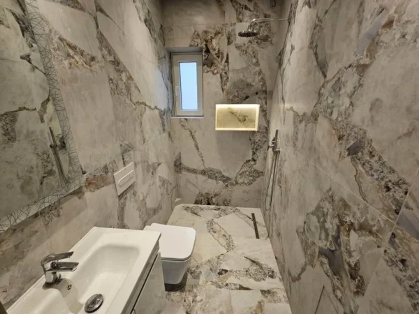 Tirane, jepet me qera apartament Kati 2, 135 m² 2.000 € (Rruga e Kavajes)