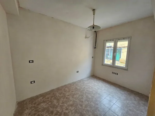 Tirane, jepet me qera apartament Kati 2, 135 m² 2.000 € (Rruga e Kavajes)