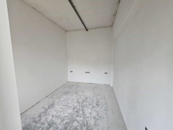 Tirane, jepet me qera apartament Kati 2, 135 m² 2.000 € (Rruga e Kavajes)
