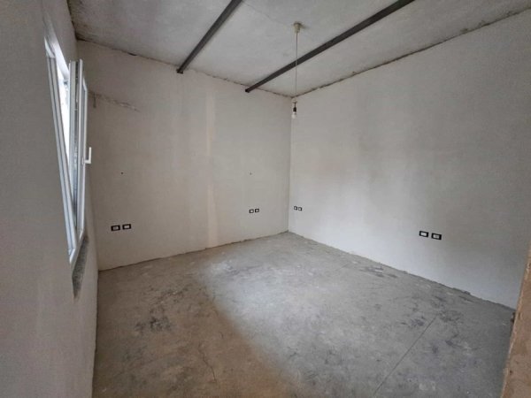 Tirane, jepet me qera apartament Kati 2, 135 m² 2.000 € (Rruga e Kavajes)