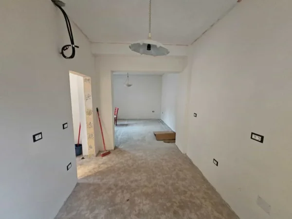 Tirane, jepet me qera apartament Kati 2, 135 m² 2.000 € (Rruga e Kavajes)