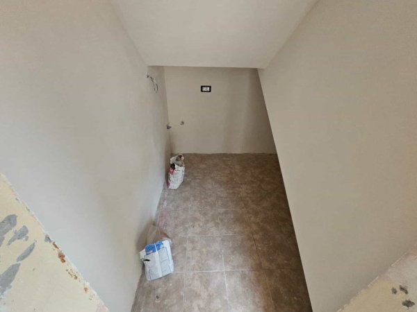 Tirane, jepet me qera apartament Kati 2, 135 m² 2.000 € (Rruga e Kavajes)