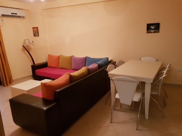 Tirane, jepet me qera apartament 2+1+Ballkon Kati 4, 94 m² 700 € (Rruga e Barrikadave)