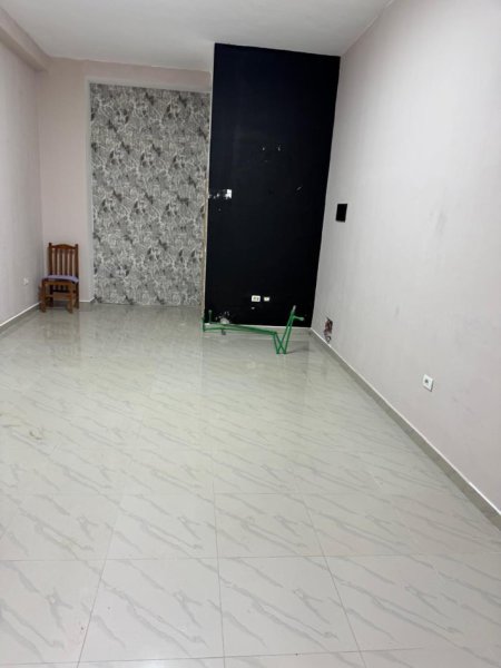 Tirane, jepet me qera dyqan , 60 m² 350 € (yzberisht)