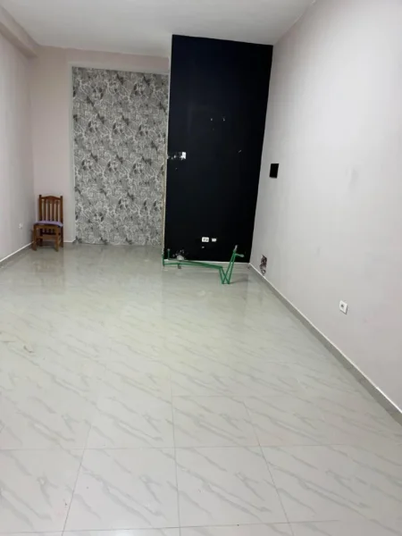 Tirane, jepet me qera dyqan , 60 m² 350 € (yzberisht)