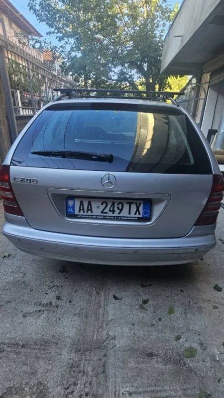 Pogradec, shitet makine Mercedes Benz Nafte, gri metalizato manuale Kondicioner 300.000 km 3.000 €