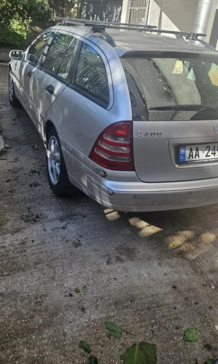 Pogradec, shitet makine Mercedes Benz Nafte, gri metalizato manuale Kondicioner 300.000 km 3.000 €